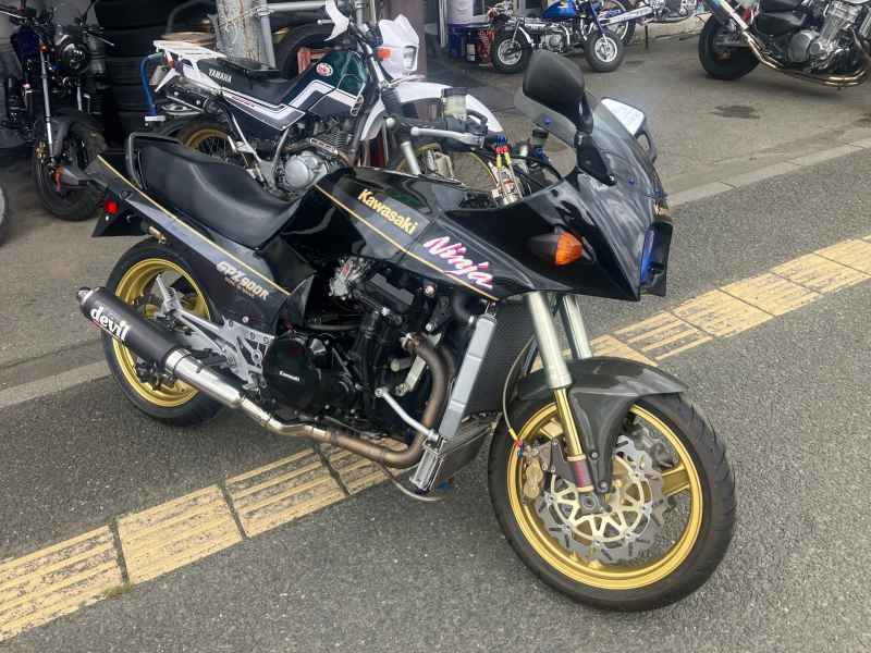 Kawasaki GPZ900R 1989