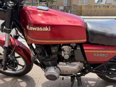 Kawasaki KZ550 2024