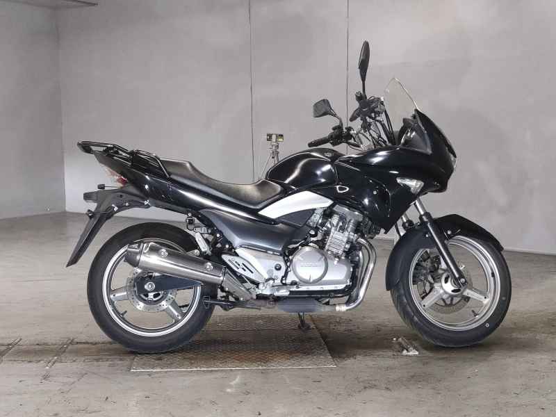 Suzuki GSR250S