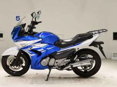 Suzuki GSR250F
