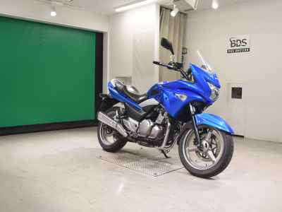 Suzuki GSR250S