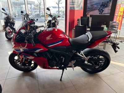 Honda CBR650R E-Clutch 2025