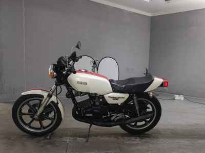 Yamaha RD400 2025