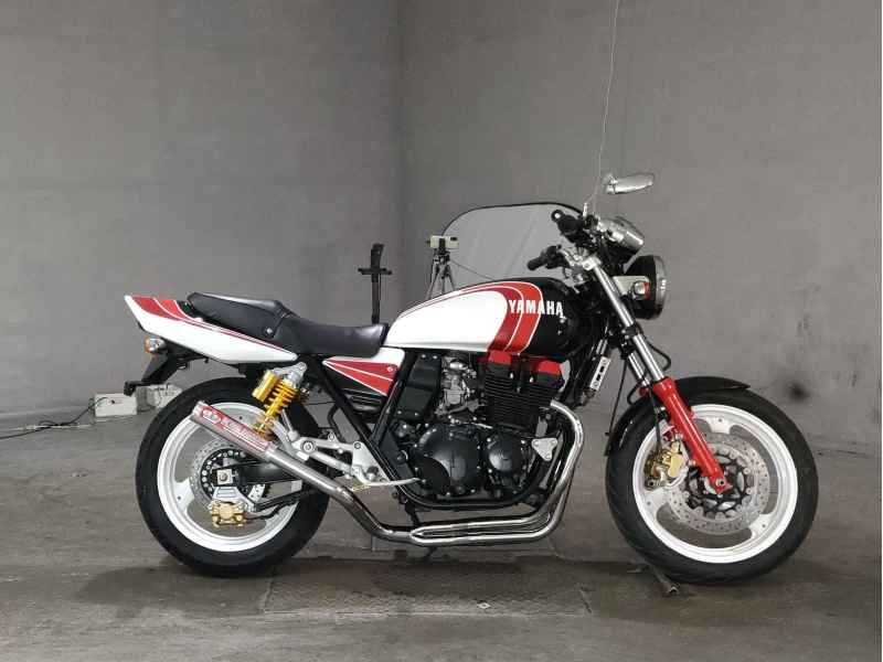 Yamaha XJR400 2025