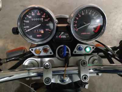 Yamaha XJR400 2025