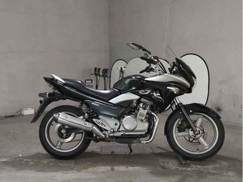 Suzuki GSR250S