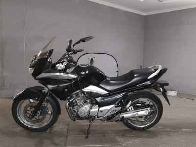 Suzuki GSR250S
