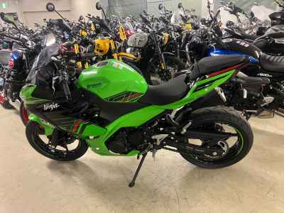 Kawasaki Ninja 400 KRT Edition 2025