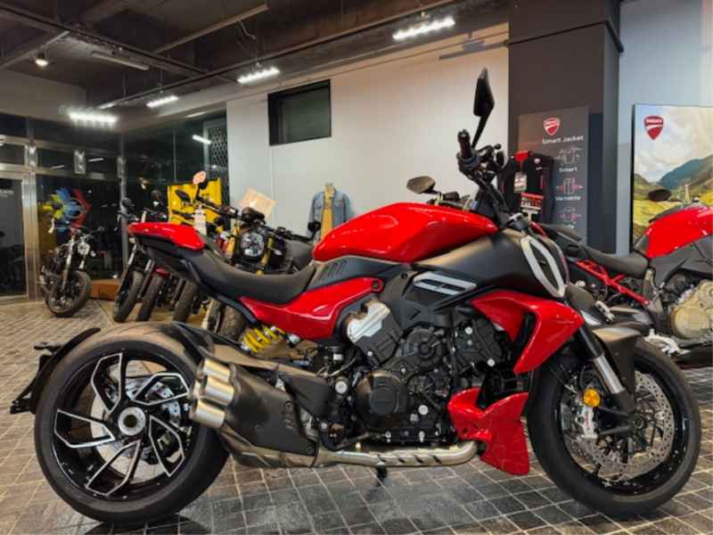 Ducati Diavel V4 2025
