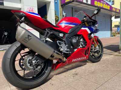 Honda CBR1000RR-R FB SP 2025