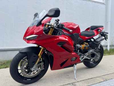 Ducati Panigale V2S 2025