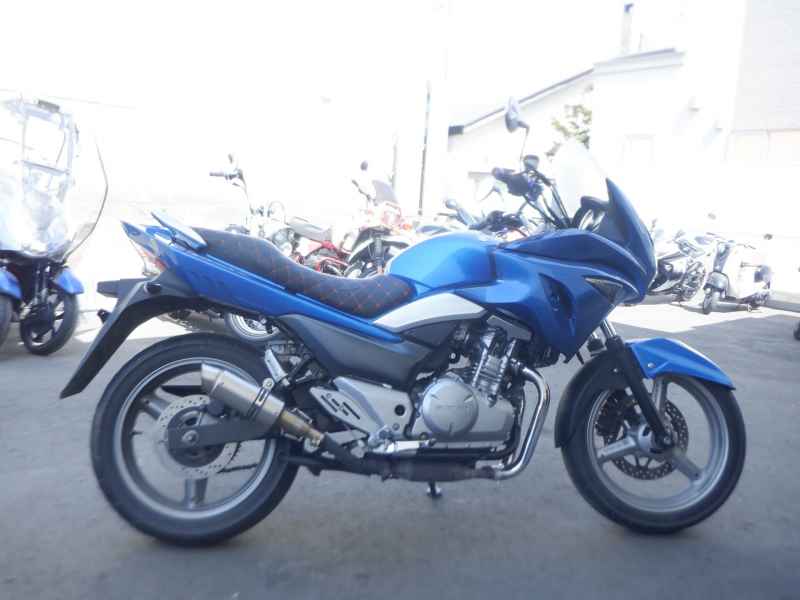 Suzuki GSR250S