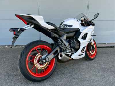 Yamaha YZFR72 2024