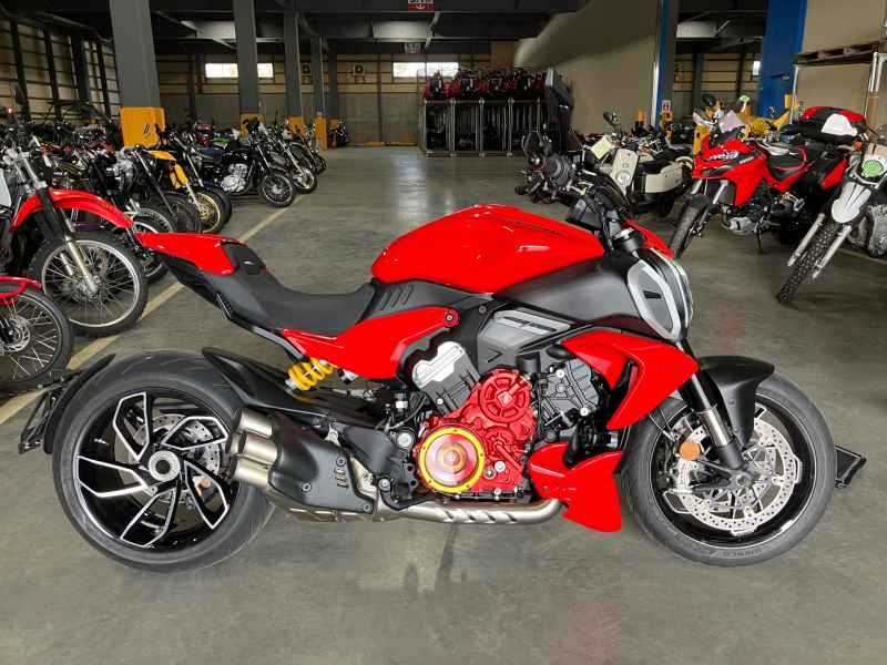 Ducati Diavel V4 2025