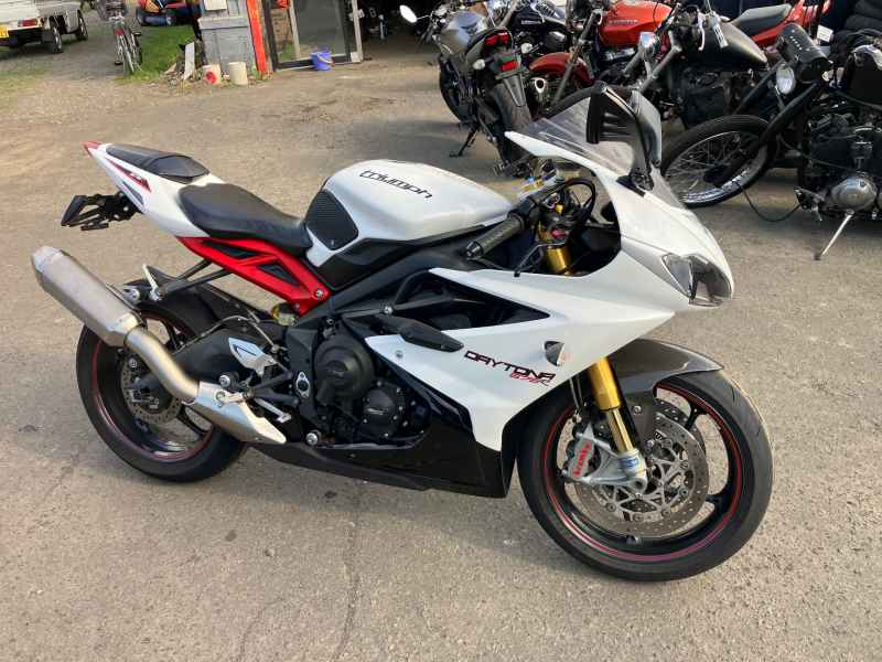 Triumph FIREBIRD N675 R 2014