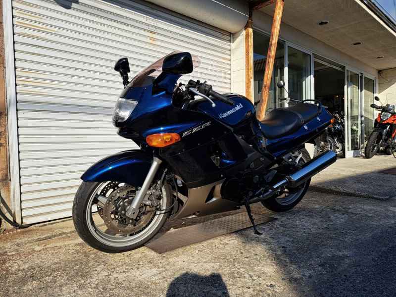Kawasaki ZZR400 2005