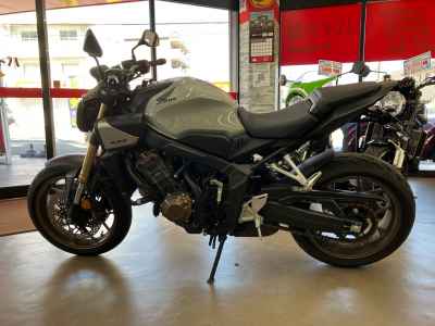 Honda CB650R E-Clutch 2025