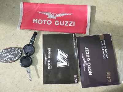 Moto Guzzi V7 2023