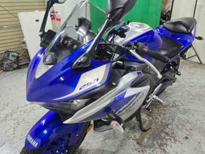 Yamaha YZF-R25 2015