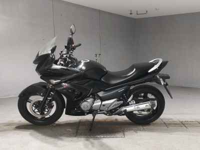 Suzuki GSR250F