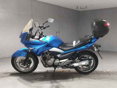 Suzuki GSR250S