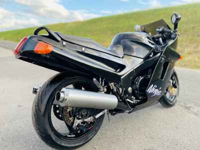 Kawasaki ZZR1100 2022