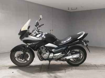 Suzuki GSR250S