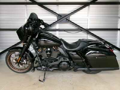 Harley-Davidson FLHXST 2022