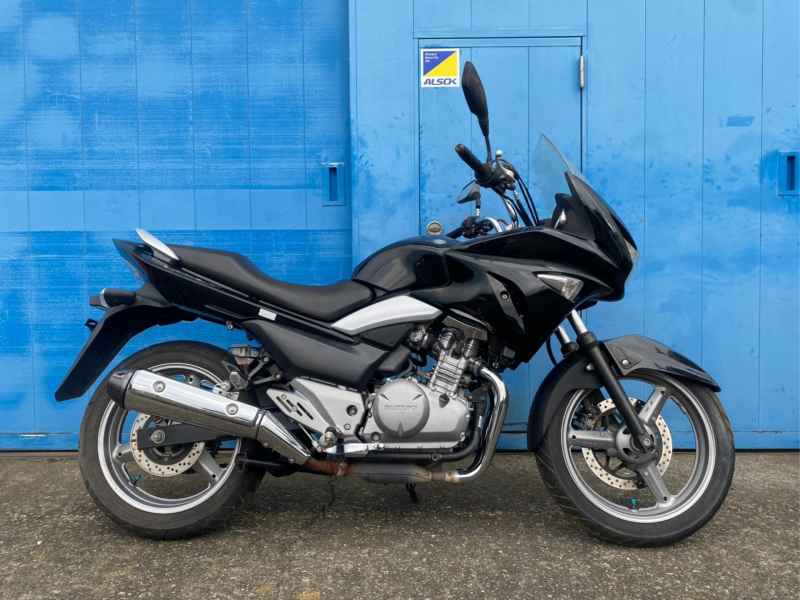 Suzuki GSR250 S