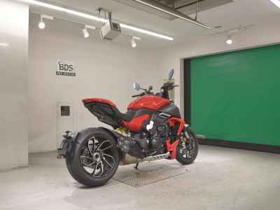Ducati Diavel V4 2025